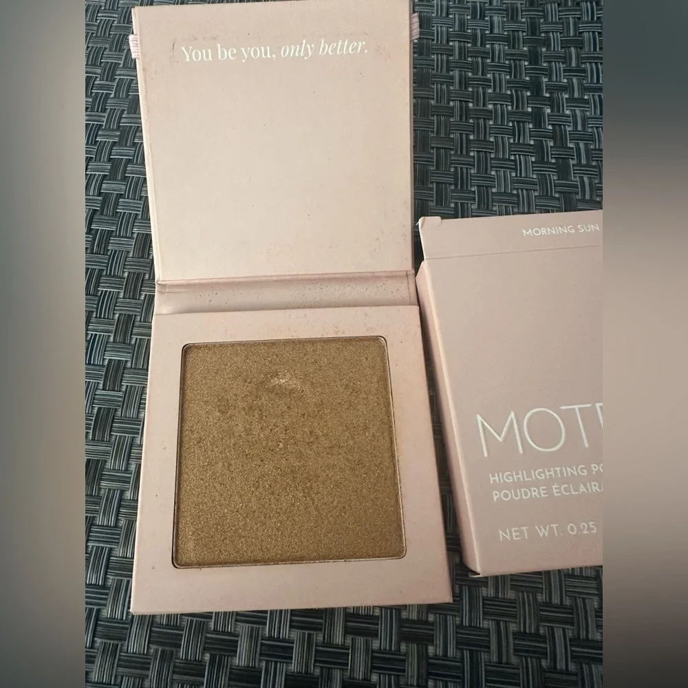 Highlighting Powder in Morning Sun MOTD Cosmetics